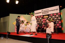 劇団ひとりが小島みなみのスカートをめくった流れで、同様の超能力を受けることになってしまった矢作（中央）。