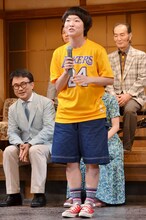 挨拶するイモトアヤコ（中央）。