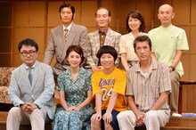 舞台「君となら」の初日開幕直前会見に登場した（前列左から）三谷幸喜、竹内結子、イモトアヤコ、草刈正雄、（後列左から）長谷川朝晴、小林勝也、長野里美、木津誠之。