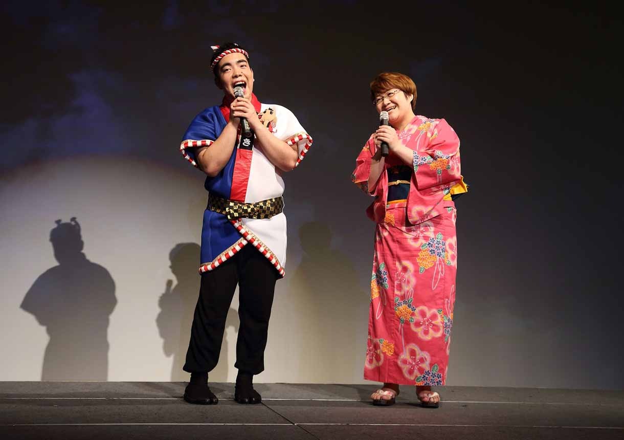 徳永ゆうきとハリセンボン春菜によるデュエットの様子。