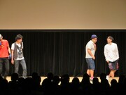 後輩のクロコップに悪態をつく佐藤（右端）。