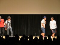 後輩のクロコップに悪態をつく佐藤（右端）。