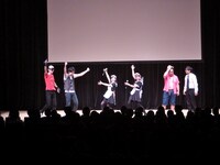 「ケイダッシュライブブレイク　Vol.3」の下剋上ネタバトルで、クロコップ（左2人）が先輩のどきどきキャンプ（右2人）に勝利した瞬間。