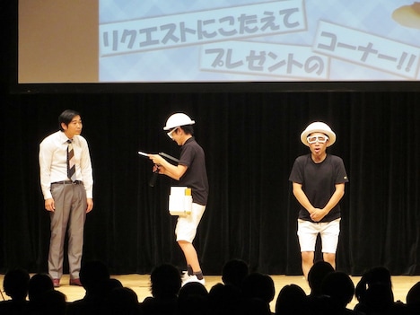 浜谷の顔を作るハッポゥくんと、その間ハッポゥくんのモノマネをする橋本まさをと、キョトンとする浜谷。