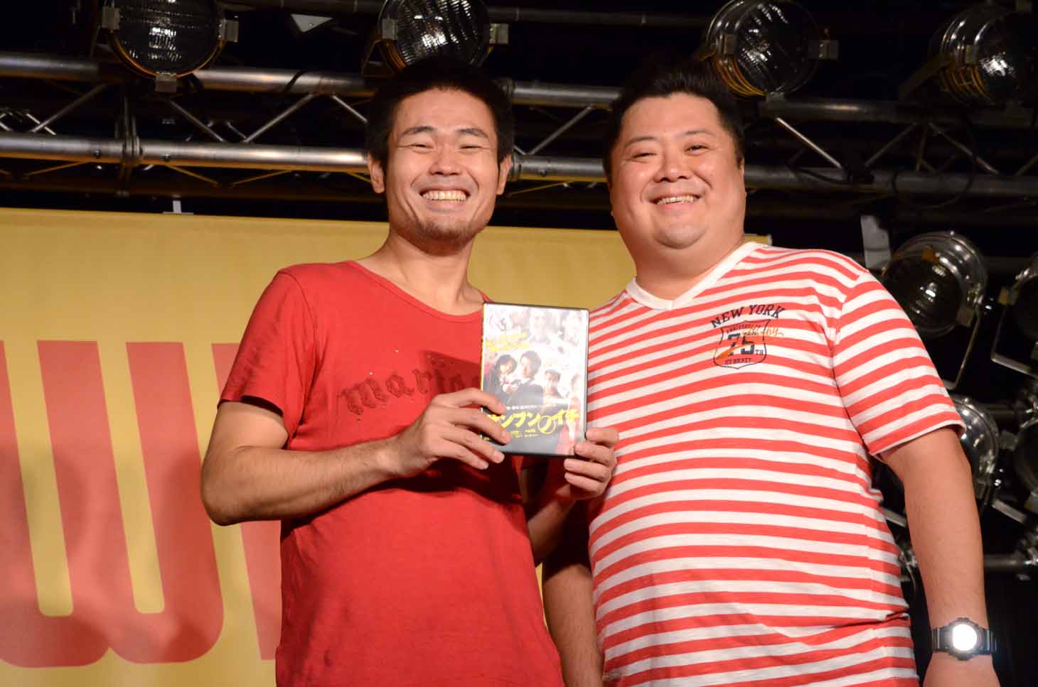 DVD「サンブンノイチ」発売記念イベントに登場した品川ヒロシ監督とブラックマヨネーズ小杉（左から）。