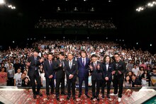 「『人志松本のすべらない話』プレミアムライブsupported by uP!!!」東京公演に出演した（左から）小籔千豊、星田英利、雨上がり決死隊・宮迫、松本人志、千原ジュニア、ピース、宮川大輔。