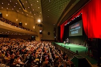 日比谷公会堂での独演会開催が発表されたシーン。