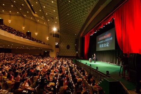 日比谷公会堂での独演会開催が発表されたシーン。