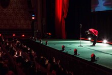 「キングコング西野亮廣独演会 in 日比谷公会堂」を終え喝采を浴びるキングコング西野。