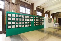 ロビーで実施された原画展の様子。