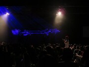 客席で観客の「きょーイチ」を聞く佐久間。