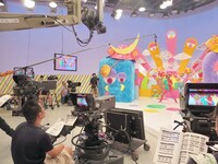 真剣に本田らいだ～△の動きを追うスタッフ。