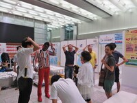 休憩中、なぜか一体感溢れる会話を交わしていた中継メンバー。