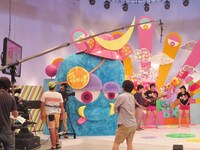 マッハパンツのデンジャラス具合を何度も協議するスタッフ。