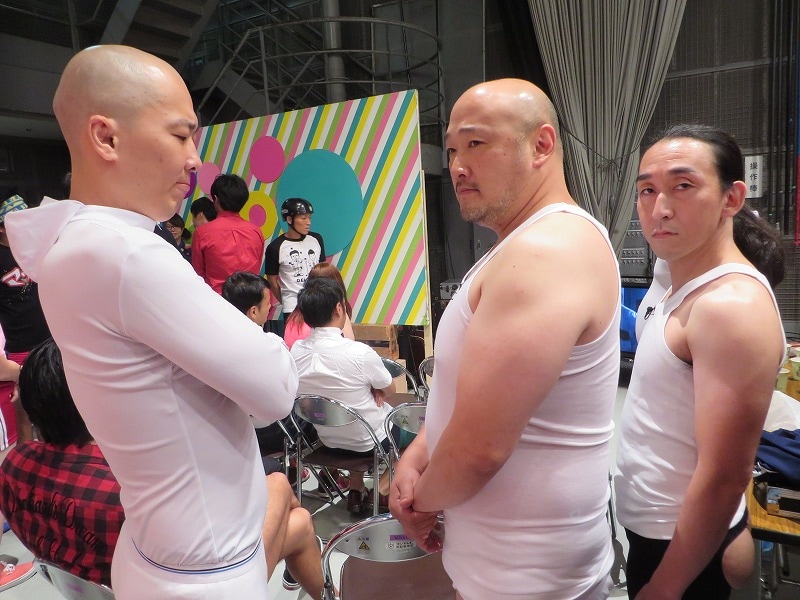 本番前、気合いの入ったアホマイルド高橋（左）、くまだまさし（中央）、増谷キートン（右）。
