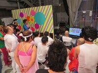 ほかの芸人たちのうつけ芸を真剣に見守るうつけ芸人たち。