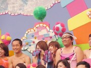 水着の女性の両サイドにうれしそうなうつけ芸人たちが。