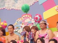 水着の女性の両サイドにうれしそうなうつけ芸人たちが。