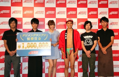 第2回「デリメングランプリ」でデリメンたちにギャグを伝授した小島よしお（右から3人目）。