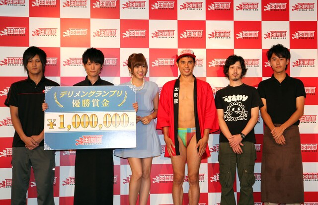 第2回「デリメングランプリ」でデリメンたちにギャグを伝授した小島よしお（右から3人目）。