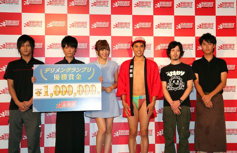 第2回「デリメングランプリ」でデリメンたちにギャグを伝授した小島よしお（右から3人目）。