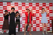 ショートハイテンション「バーテンダー」を披露する一同。