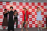ショートハイテンション「バーテンダー」を披露する一同。
