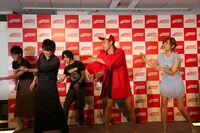 ショートハイテンション「バーテンダー」を披露する一同。