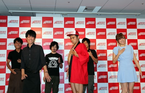 ケバブのギャグを披露する一同。