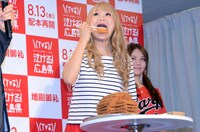 がんすに食らいつくギャル曽根。