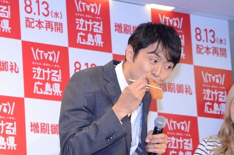 がんすを頬張る田中。