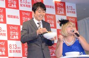 汁なし担々麺をよく混ぜるよう田中を促すやしろ優（右）。