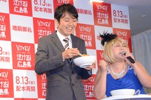 汁なし担々麺をよく混ぜるよう田中を促すやしろ優（右）。