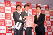 「泣ける！○○認定課」課長に任命されたアンガールズと広島県知事（右端）。
