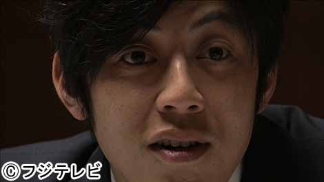 振り込め詐欺組織の中心メンバー・楠木を演じるキングコング西野。