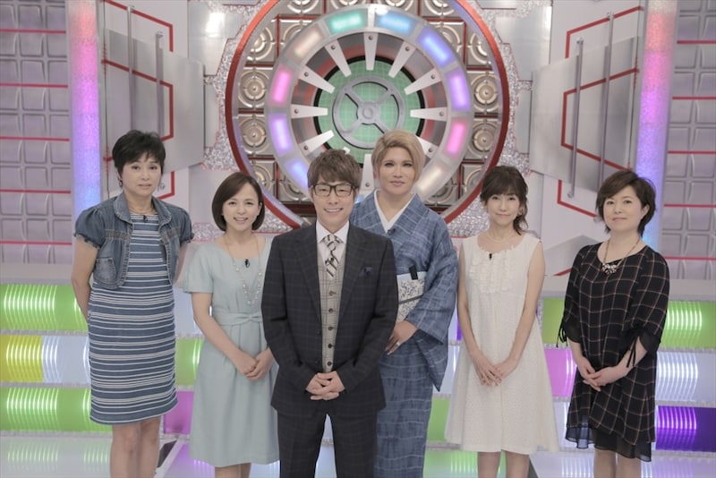 「あなたの悩みを解決する！ ロンブー論文」に出演するMCのロンドンブーツ1号2号・田村淳（中央手前）ら。(c)CTV