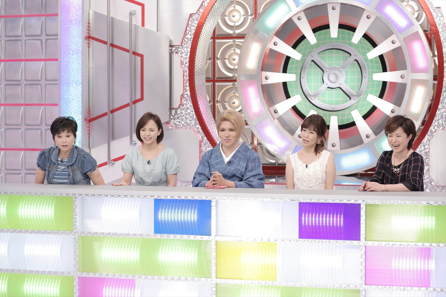 「あなたの悩みを解決する！ ロンブー論文」の出演者たち。(c)CTV