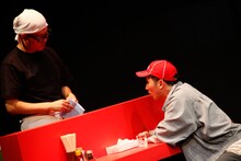 シソンヌライブ「deux」のワンシーン。