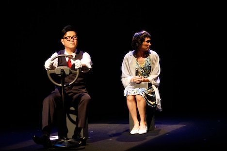 シソンヌライブ「deux」のワンシーン。