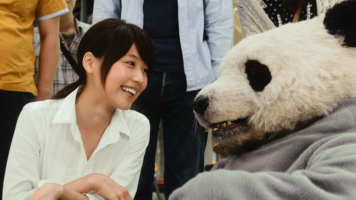 アルバイト情報サイト「フロム・エー ナビ」の新テレビCM「チラシ配り篇」のワンシーン。
