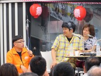 中継担当のイジリー岡田もスタジオに登場。