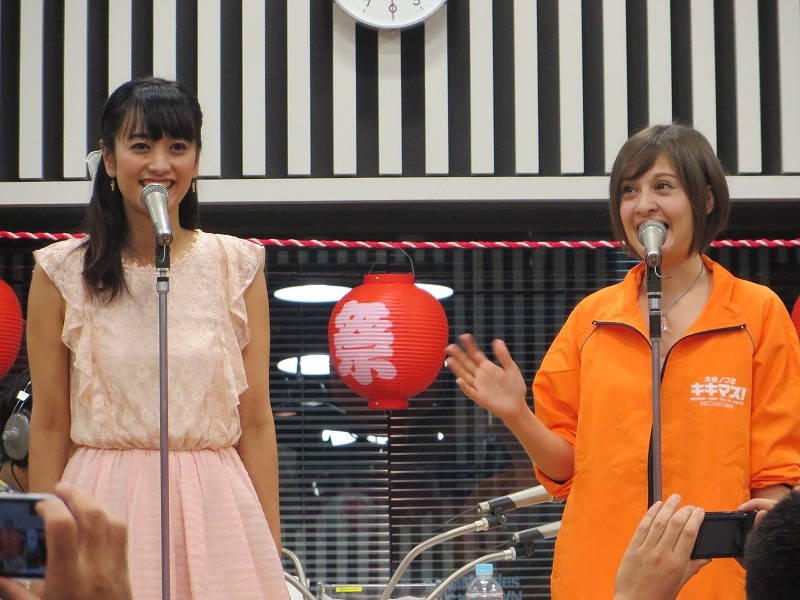 脊山麻理子＆藤崎ミシェルの漫才。