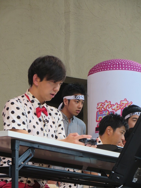 「それゆけ！ゲームパンサー！」（日本テレビ）のイベント「向井慧ぷよぷよチャレンジ」の様子。