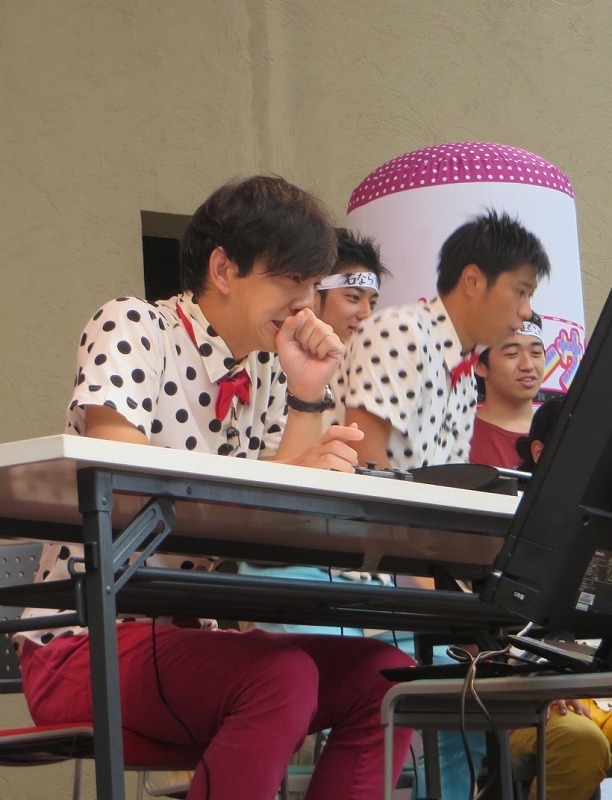 「それゆけ！ゲームパンサー！」（日本テレビ）のイベント「向井慧ぷよぷよチャレンジ」の様子。