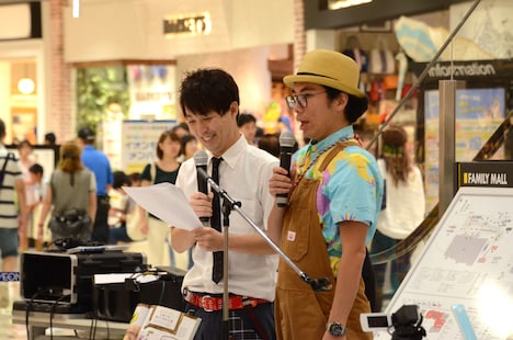 司会を務めたカオポイント石橋と片桐仁（左から）。