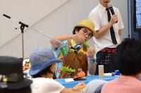 色付きねんどを混ぜてみせる片桐仁。