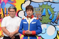 アムロ・レイに扮する若井おさむ（右）。