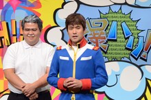 アムロ・レイに扮する若井おさむ（右）。