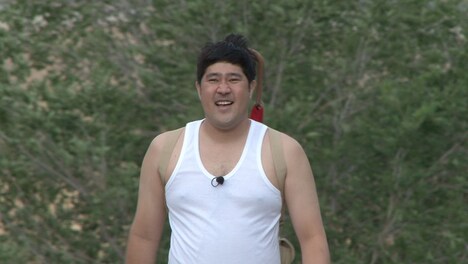 絶叫スポットをレポートする諸見里大介。(c)MBS