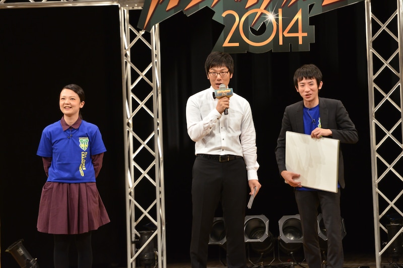 「ダイナマイト関西2014～全日本大喜利選手権 決勝トーナメント大会～」の「全日本新人王決定戦」で対決した浜口浜村・浜村（右）、蛙亭・岩倉（左）、MCのザ・プラン9の浅越ゴエ（中）。
